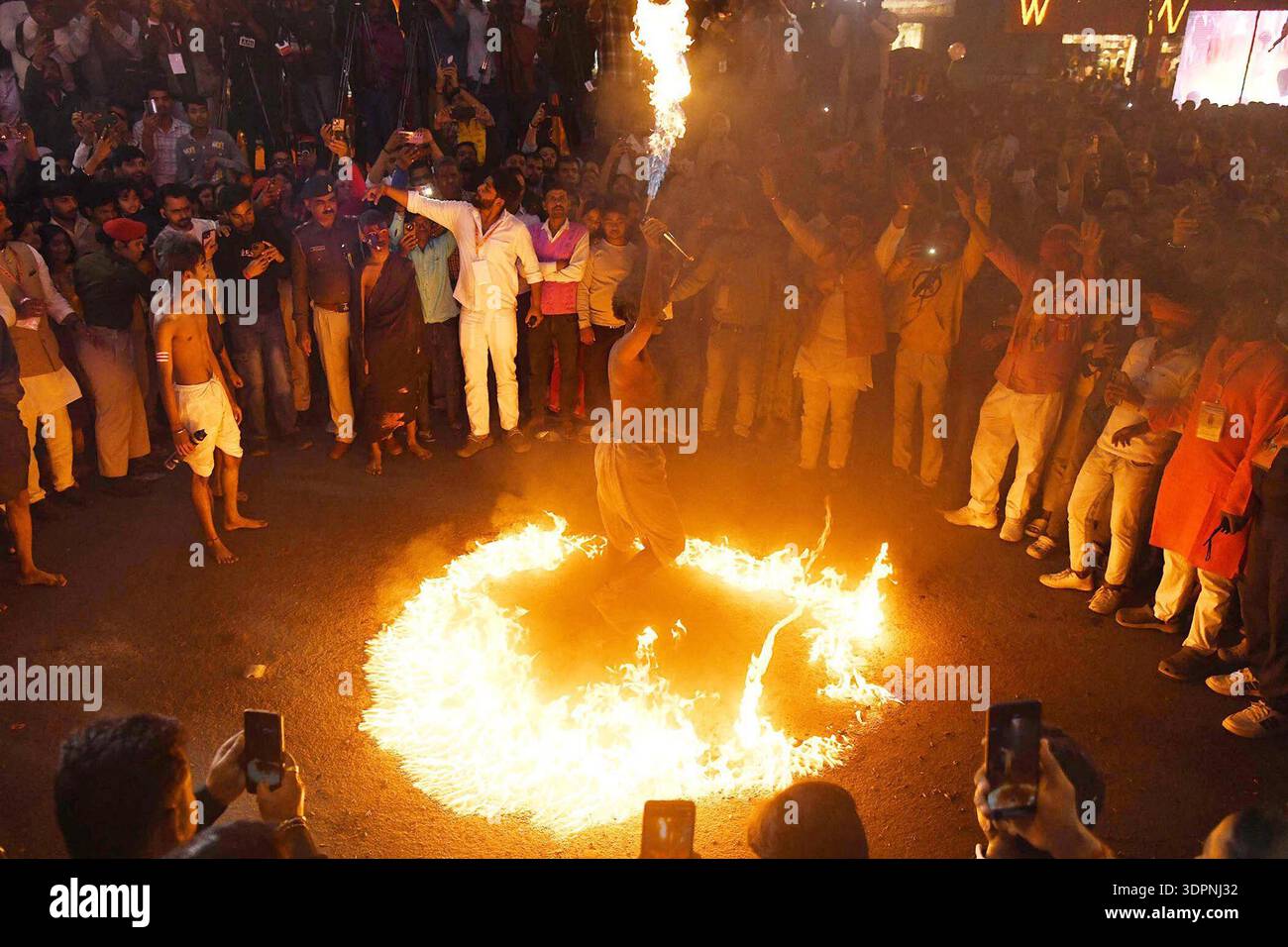 PATNA, INDE - 15 FÉVRIER : des dévots prenant part à la procession sainte pendant Maha Shivratri Mahotsav au temple Khajpura Shiv, le 15 février 2026 à Patna, Inde. Le festival hindou est dédié au Seigneur Shiva et à la Déesse Parvati, symbolisant leur union divine et l'équilibre des énergies masculine et féminine. Sur Shivratri, les dévots visitent les temples, offrent des prières et observent les jeûnes. On croit aussi que le Seigneur Shiva a exécuté la danse cosmique de la création et de la destruction de Tandav, en cette nuit sainte. (Photo de Santosh Kumar/Hindustan Times/Sipa USA ) Banque D'Images