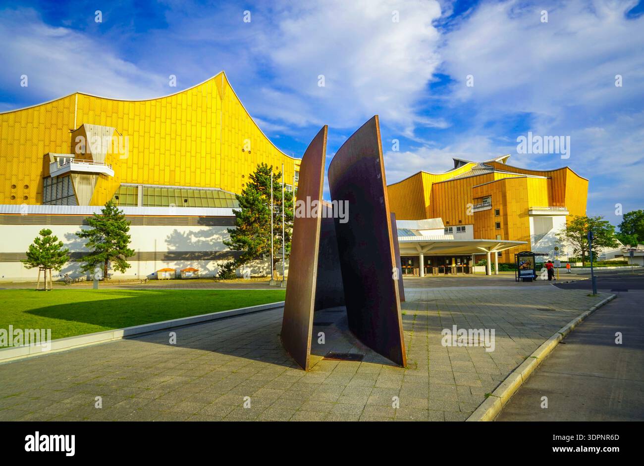 Philharmonie de Berlin par Hans Scharoun – salle de concert expressionniste, Kulturforum, Tiergarten, Berlin, Allemagne. Art par Richard Serra. Banque D'Images