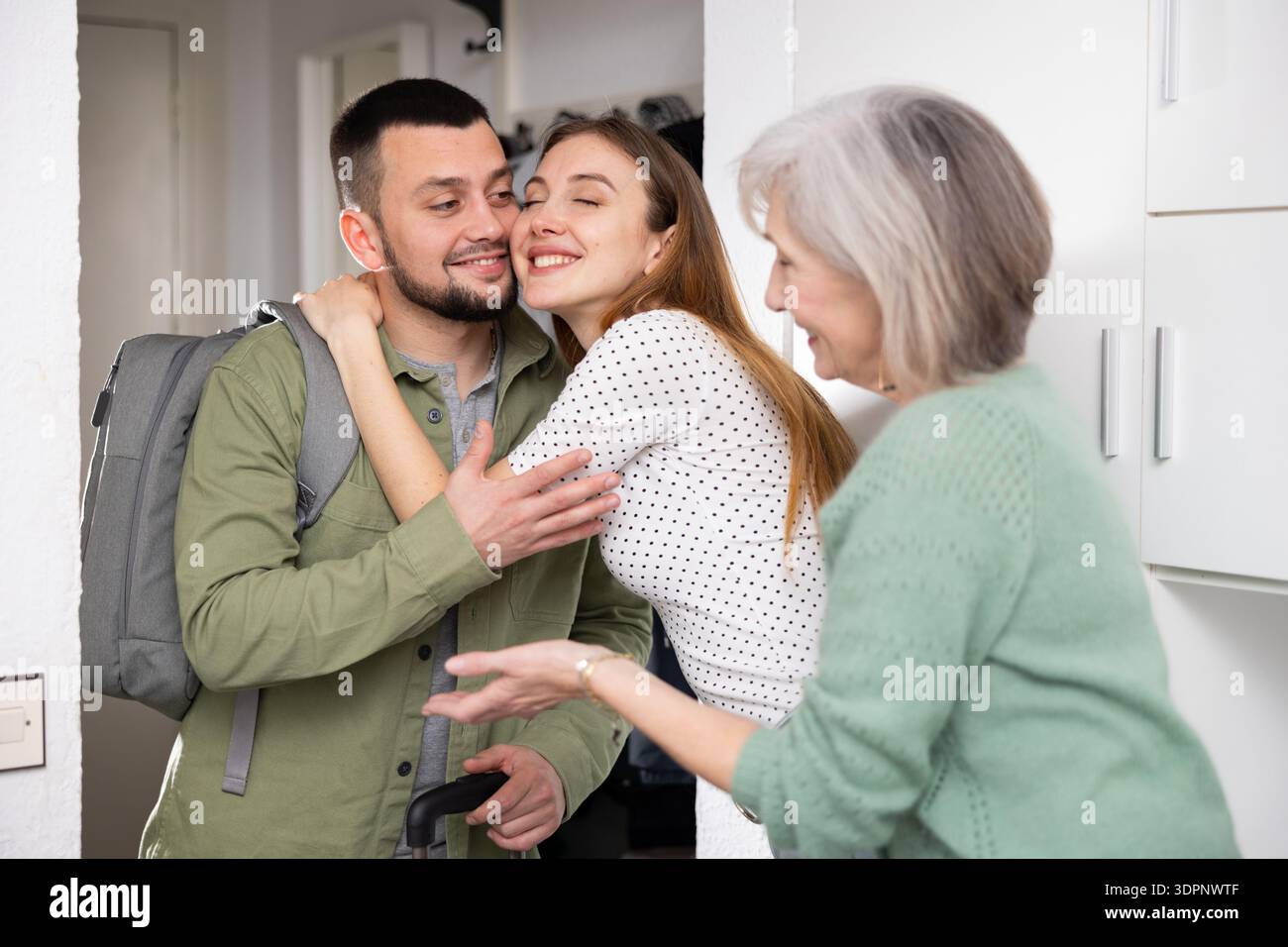 Jeunes et femmes matures qui rencontrent l'homme à la maison Banque D'Images