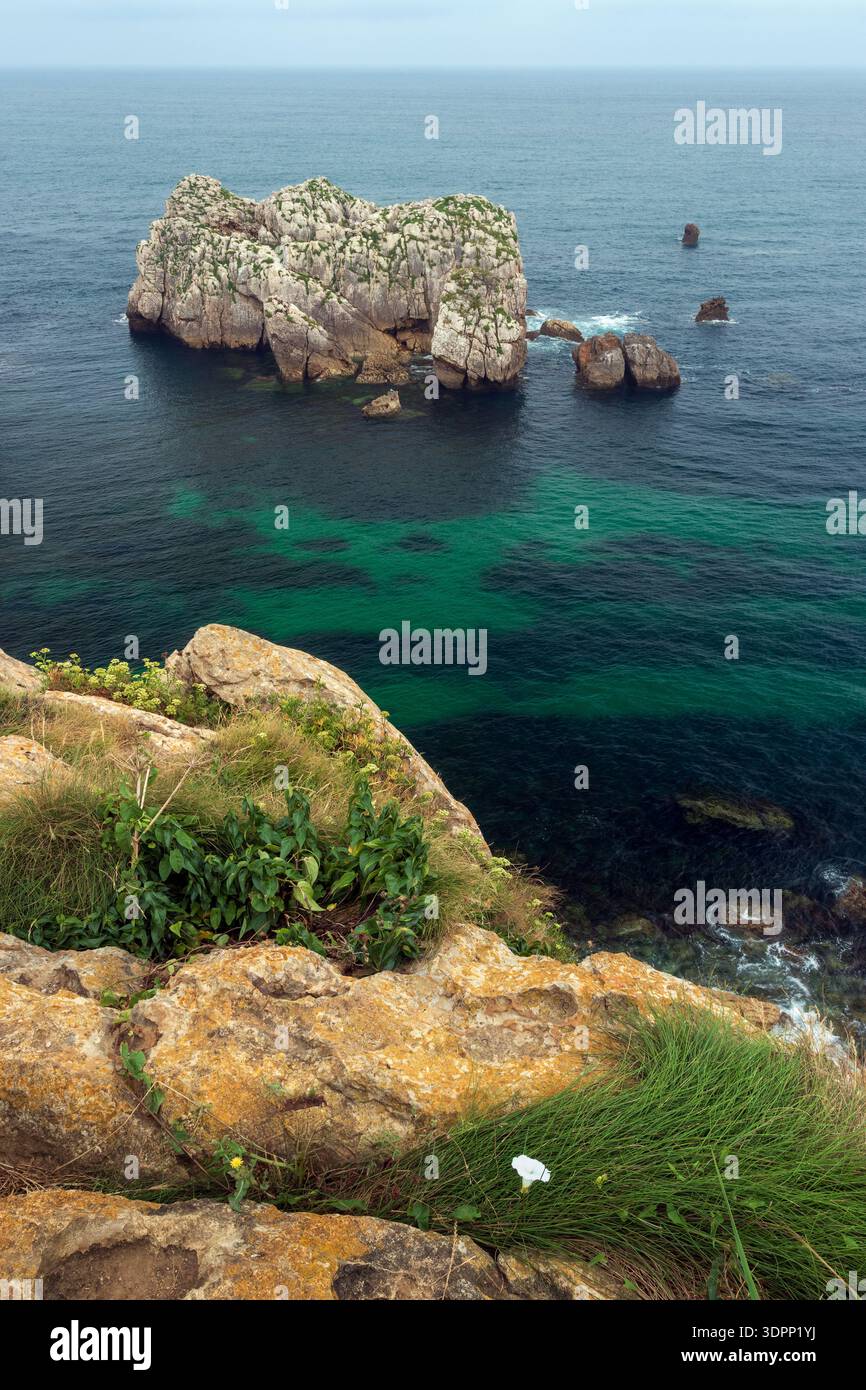 Vue côtière avec des formations rocheuses dans la mer, près de Somocuevas Beach, dans le géoparc Costa Quebrada, à Liencres, Cantabrie, Espagne. Banque D'Images