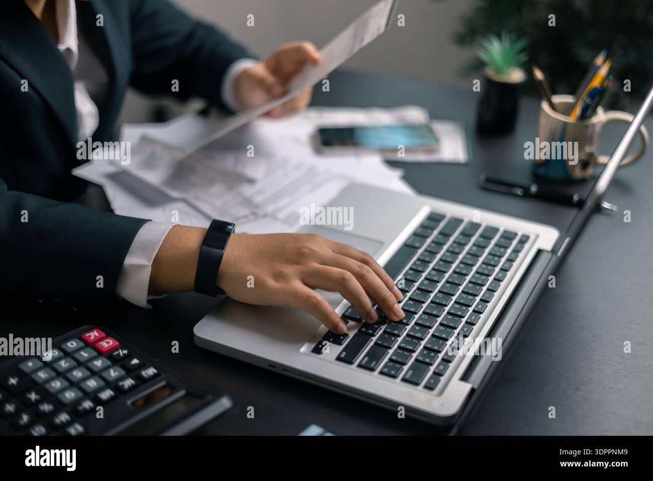 Finance banque de frais d'impôt comptabilité budget argent homme d'affaires main utiliser calculatrice financière calculer comptable gros plan calculatrice avec graphique w Banque D'Images