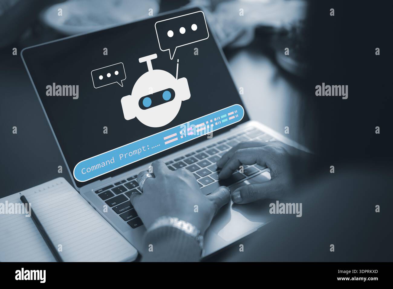 Gros plan des mains tapant sur le clavier de l'ordinateur portable avec l'icône chatbot ai et l'invite de commande à l'écran, fournissant un assistant virtuel intelligent et un support client Banque D'Images