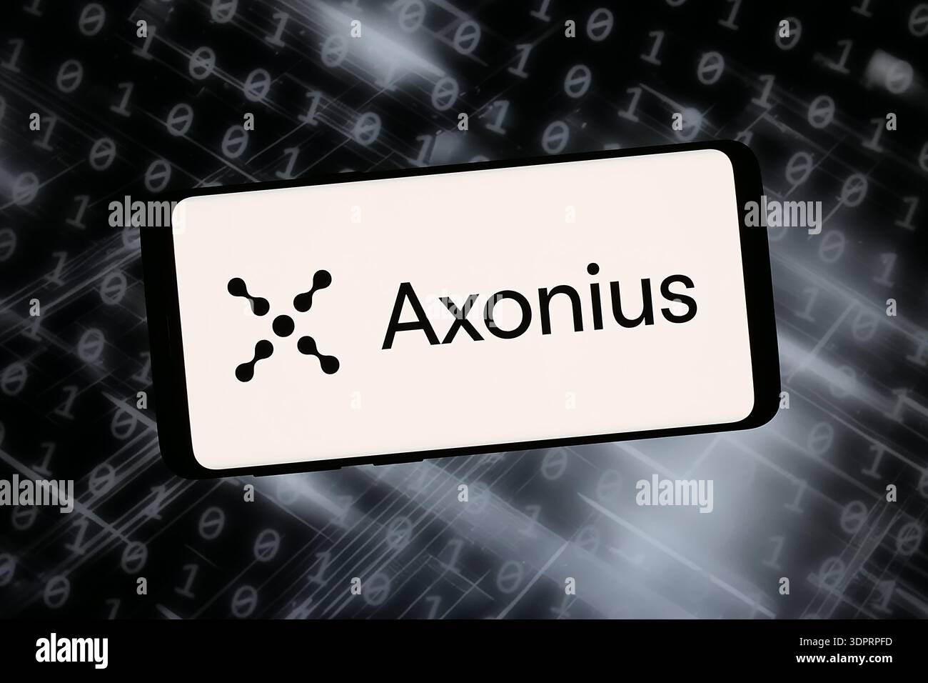 Dans cette illustration photo, le logo de la société américaine de cybersécurité Axonius Inc est affiché sur un smartphone devant un fond abstrait sur l'écran de l'ordinateur. Banque D'Images