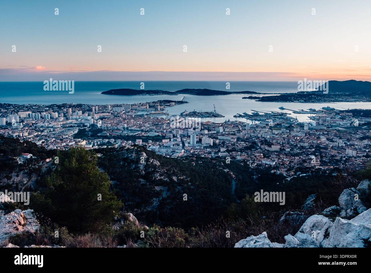 Vue de Toulon le long de la mer au coucher du soleil dans le sud de la France Banque D'Images