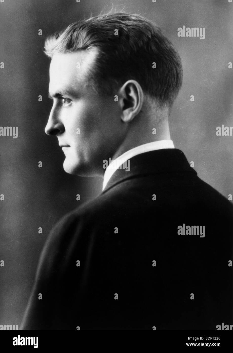 Cette photographie publicitaire en noir et blanc saisissante capture le romancier américain F. Scott Fitzgerald dans un profil digne, regardant vers la gauche. Pris en 1927, ce portrait reflète la sophistication de l'âge du jazz, au cours duquel Fitzgerald est devenu une figure fondatrice de la littérature américaine. Banque D'Images