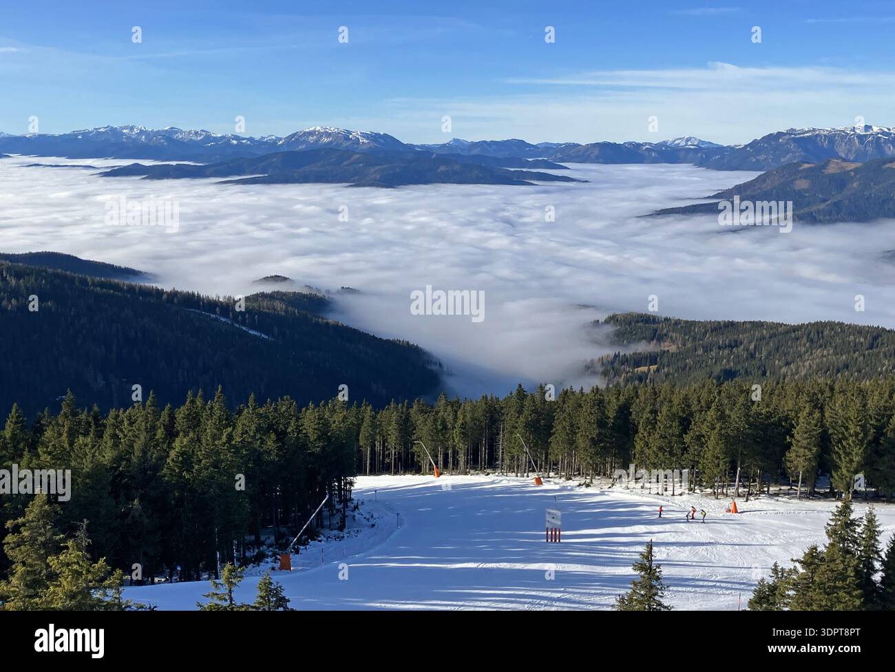 Panorama de sommets de montagne au-dessus de l'inversion avec lever du soleil et gel matinal dans les Alpes autrichiennes, Stuhleck Banque D'Images