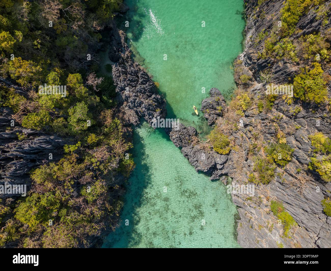 Véritable vue aérienne de haut en bas de l'entrée étroite de Small Lagoon, montrant de l'eau claire peu profonde qui coule entre des formations rocheuses calcaires abruptes. Banque D'Images