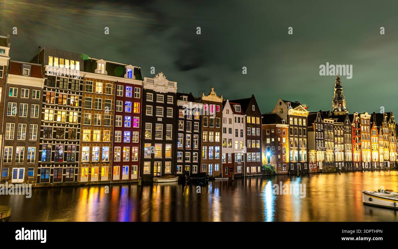 Ville d'Amsterdam la nuit. Vieilles maisons de canal d'eau aux pays-Bas. Panorama Citiscape Banque D'Images