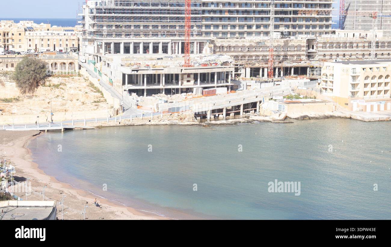 Plage près de la construction à Malte Banque D'Images