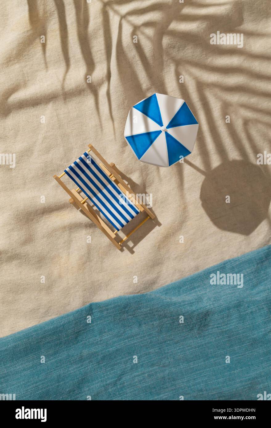 Scène de jour d'été faite avec chaise longue, parasol de plage et palmier tropical feuilles d'ombre sur fond de lin de couleur sable et mer. Concept d'été. Banque D'Images