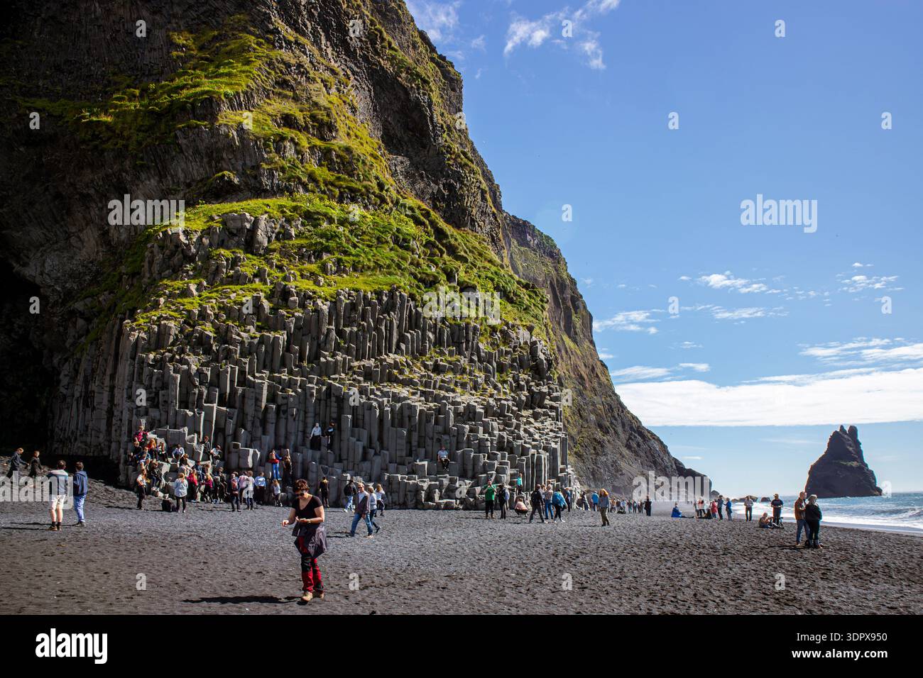 Mýrdal, plage de Reynisfjara, Islande-20juill2022-les gens apprécient la plage de sable noir populaire de Reynisfjara, en Islande, avant la tempête de 2026. Banque D'Images