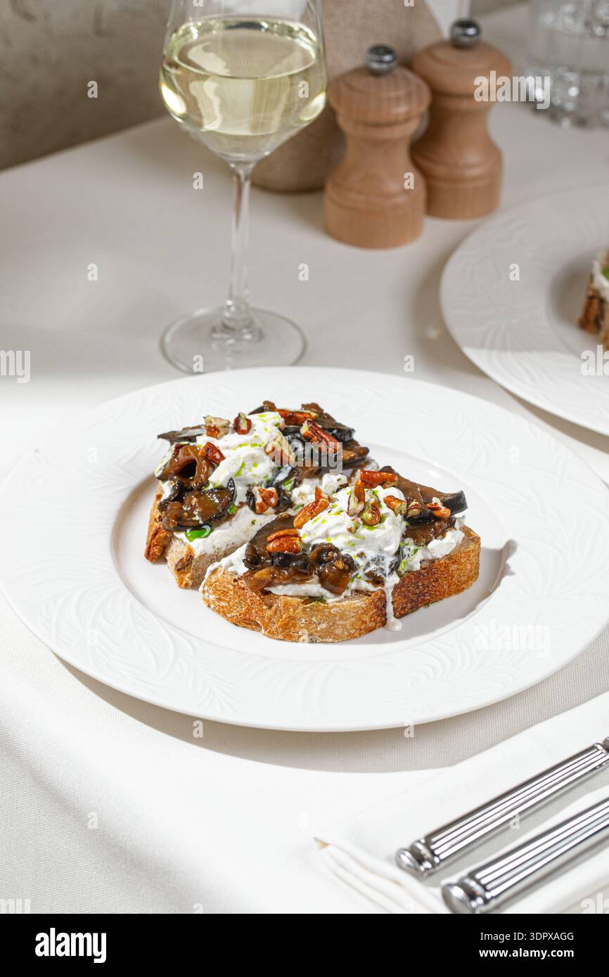 Bruschetta à la crème de champignons et aux pacanes Banque D'Images