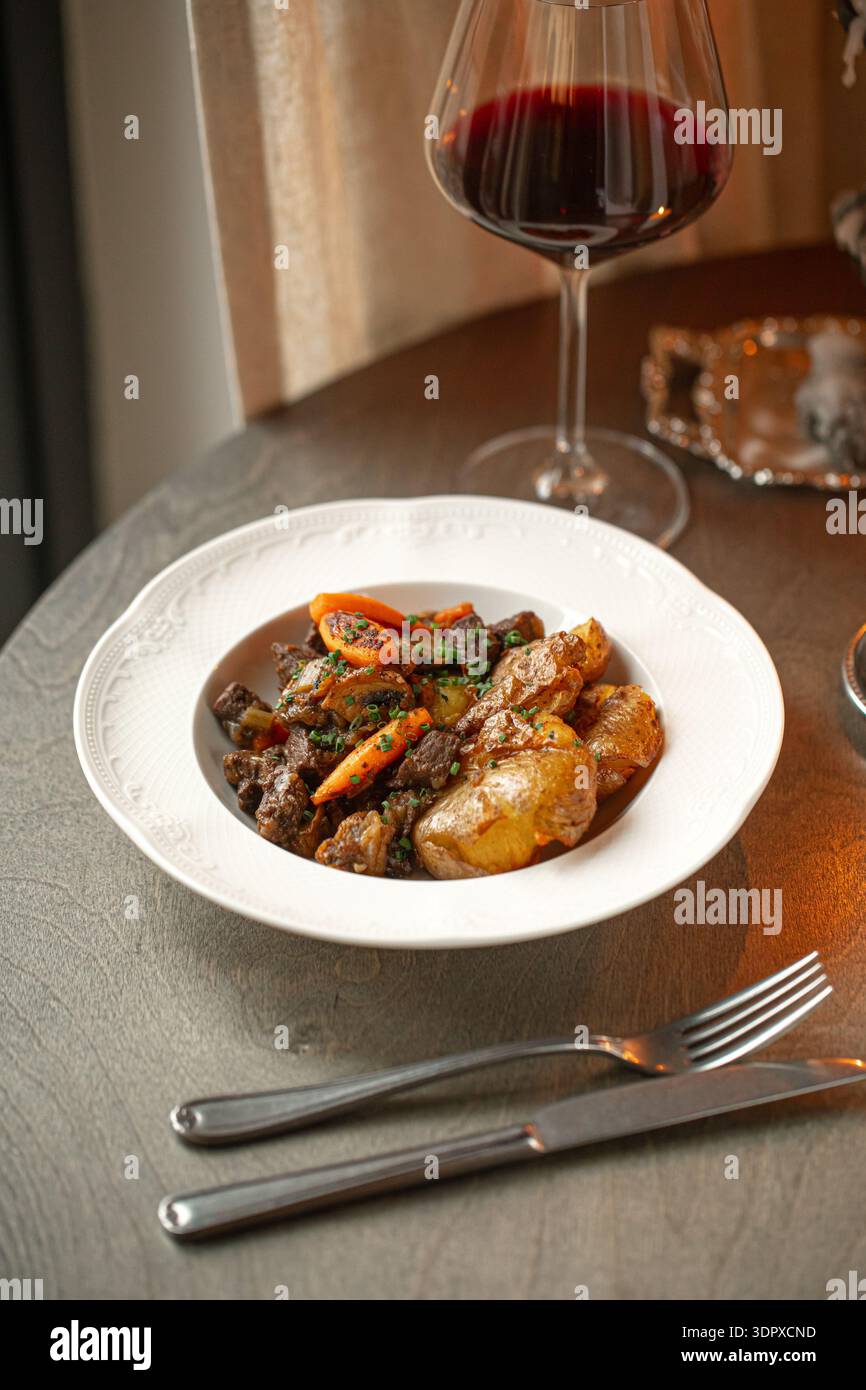 Boeuf français bourguignon avec vin et pommes de terre Banque D'Images