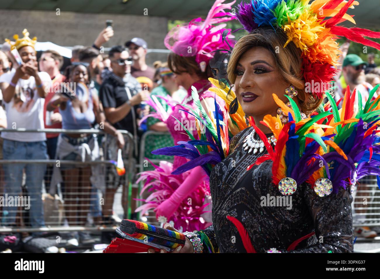 Drag Queen en costume de plumes arc-en-ciel à la parade de la fierté londonienne. Londres, Royaume-Uni, 29 juin 2024 Banque D'Images