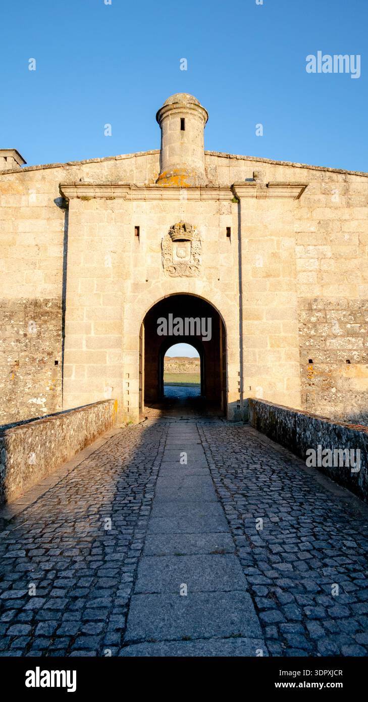 Puerta de San Antonio, qui fait partie des anciennes fortifications d'Almeida, au Portugal, présente une architecture historique avec une arche en pierre semi-circulaire et Banque D'Images
