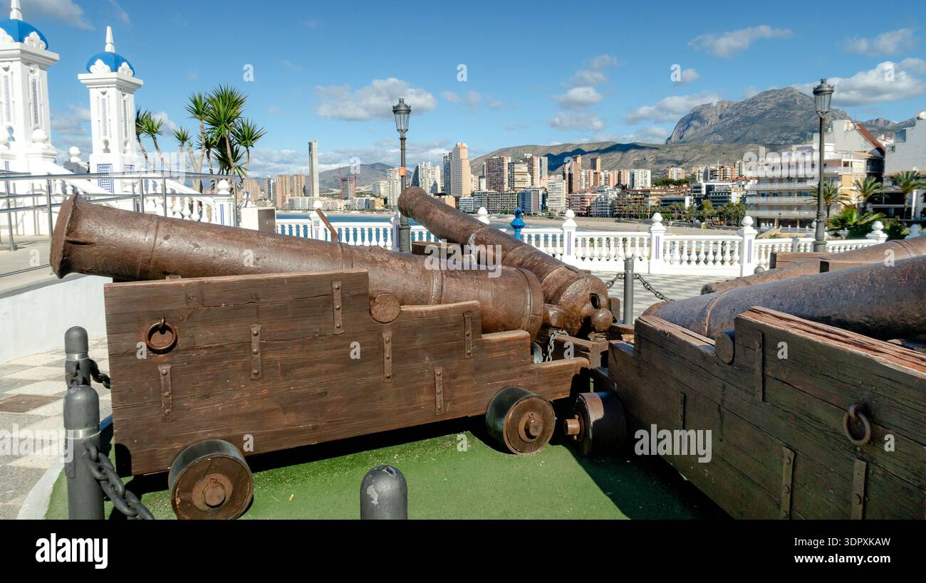 Canons historiques sur la Plaza del Castillo à Benidorm, Alicante, avec vue panoramique sur la Costa Blanca et les montagnes. La scène épouse l'histoire Banque D'Images