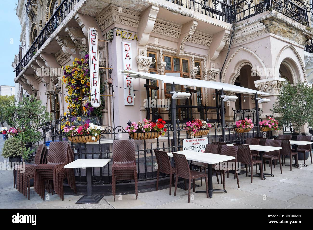 Londres, Angleterre, tables en plein air dans un magasin de crème glacée ou gelateria dans un bâtiment orné à Kensington Banque D'Images