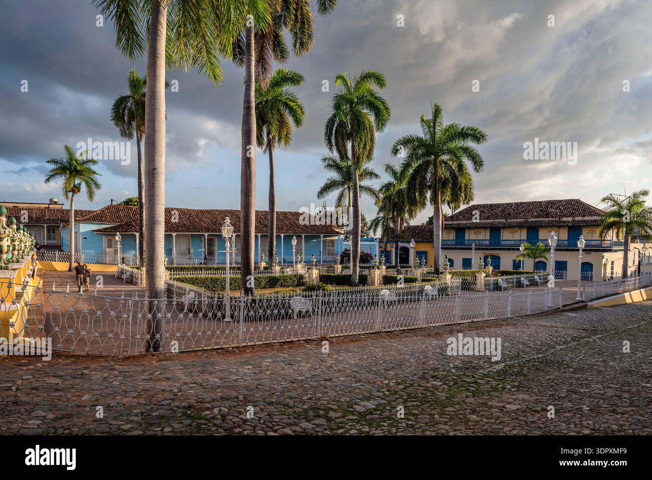 Plaza Mayor à Trinidad, Cuba, avec des bâtiments coloniaux pastels et une place pavée, site du patrimoine mondial de l'UNESCO dans les Caraïbes. Banque D'Images