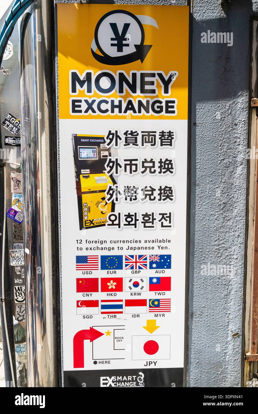 Signe sur le mur près du distributeur automatique de devises {unseen} à Akihabara. 12 devises étrangères disponibles pour changer en yen japonais. Banque D'Images