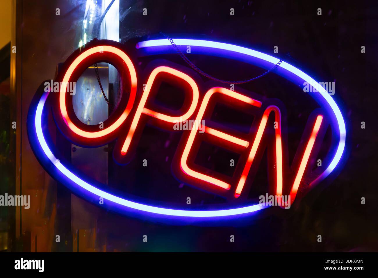 Signe lumineux LED sur une rue pendant la nuit Banque D'Images