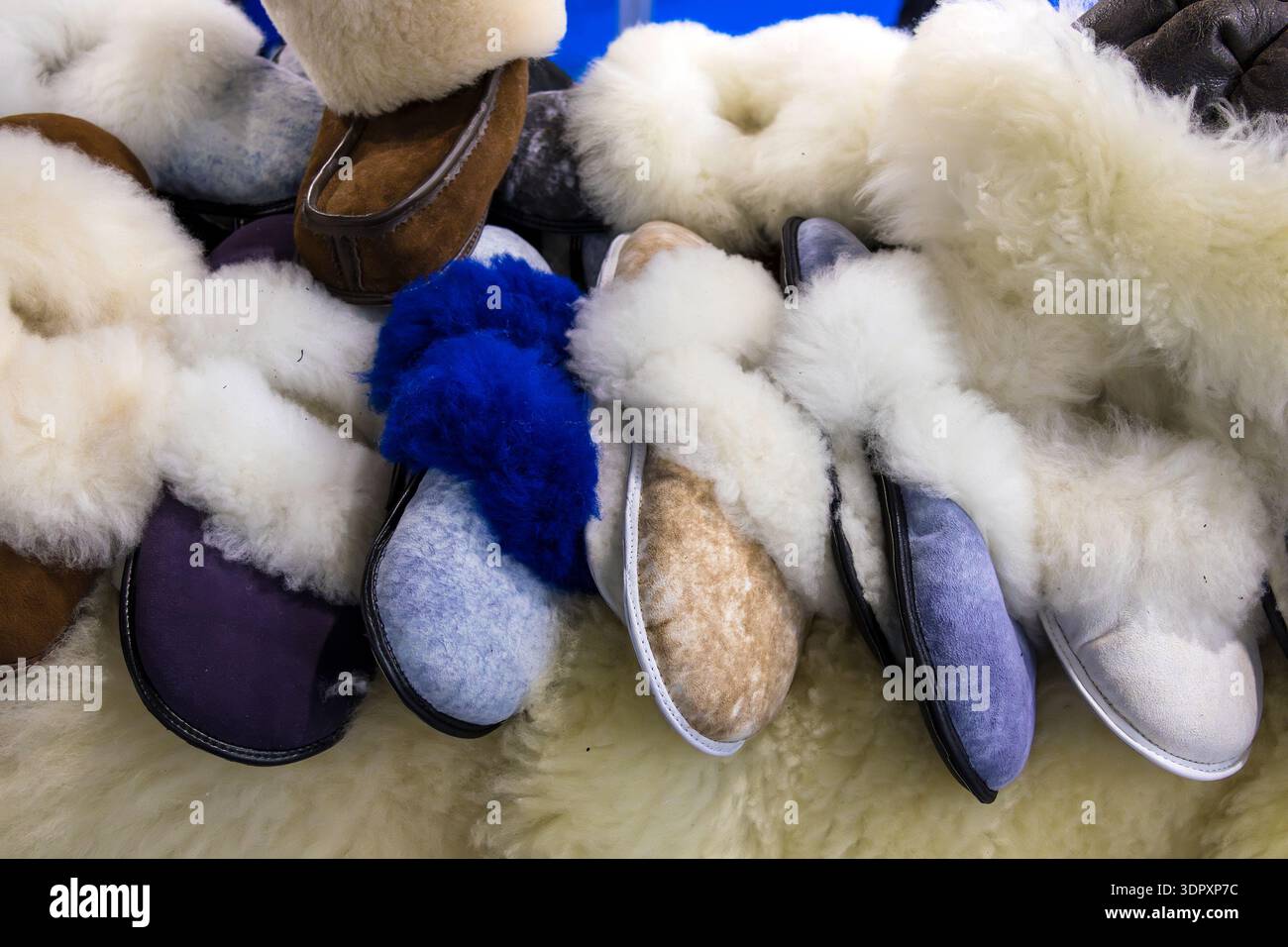 Pile de chaussons en laine chaude à l'intérieur de la boutique de mode Banque D'Images