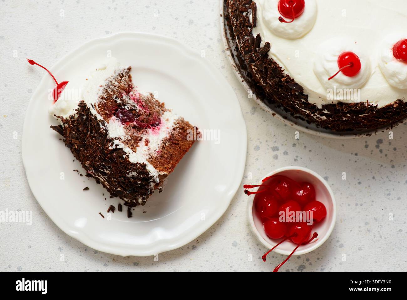 Gâteau traditionnel allemand au chocolat avec cerises, gâteau Forêt Noire.Top veiw.selective Focus Banque D'Images