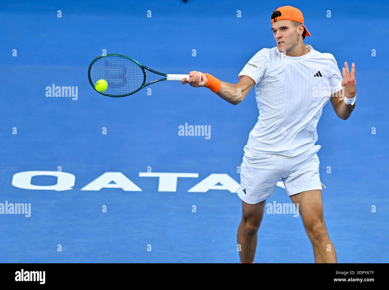 Doha, Qatar. 16 février 2026. Jakub Mensik de la République tchèque vu en action contre Jan Choinski de la Grande-Bretagne lors de la manche 32 à l'ATP Qatar ExxonMobil Open 2026 au Khalifa International Tennis Complex. Jakub Mensik a gagné contre Jan Choinski 6-7, 6-2, 6-4. ? ? ? ? (Photo de Noushad Variyattiyakkal/SOPA images/SIPA USA) crédit : SIPA USA/Alamy Live News Banque D'Images