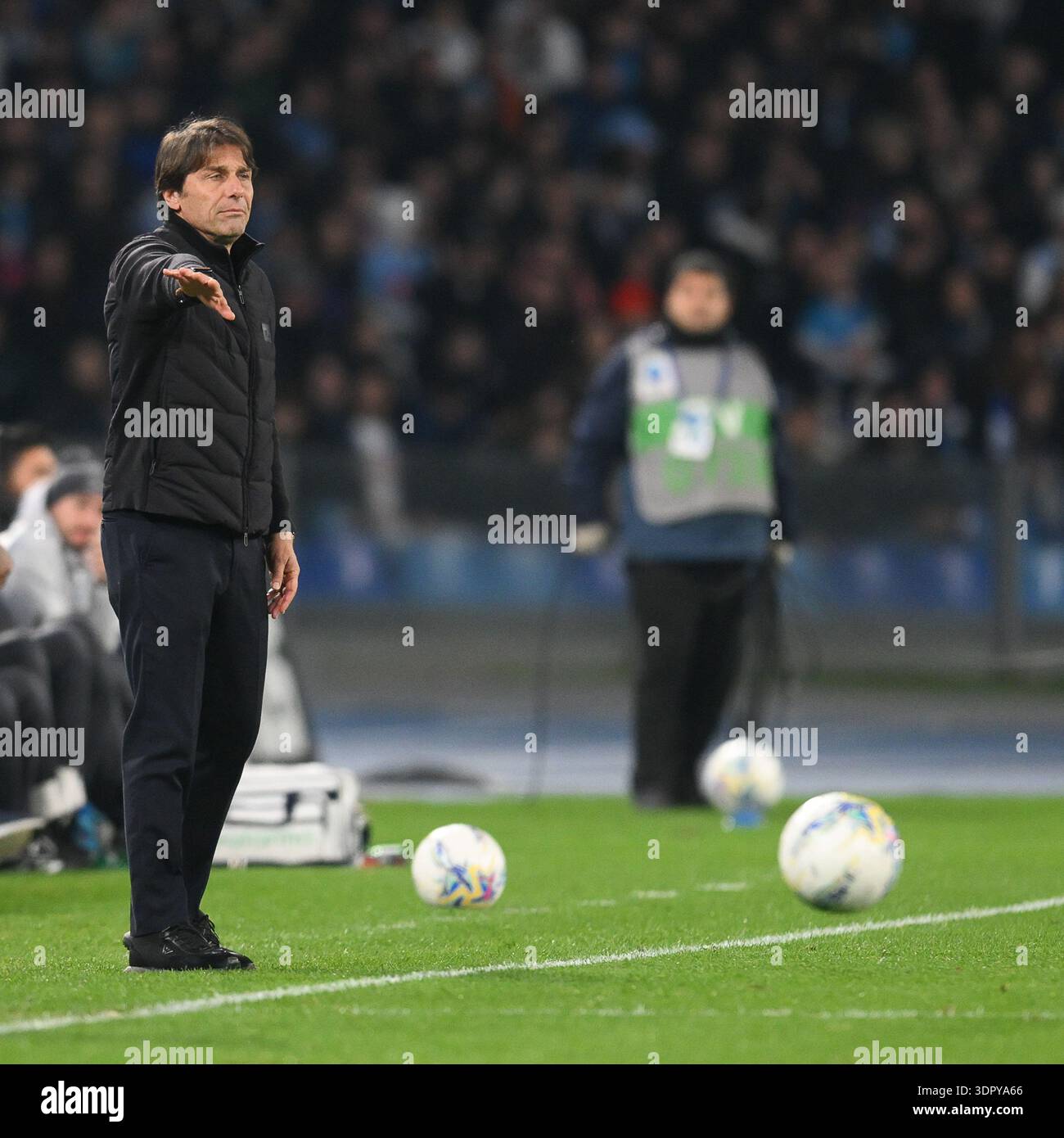 15 février 2026, Stadio Diego Armando Maradona, Naples, Italie ; Serie A Football ; Napoli versus Roma; Antonio Conte entraîneur-chef de la SSC Napoli regarde pendant le match de Serie A Napoli vs Roma au stade Maradona Banque D'Images