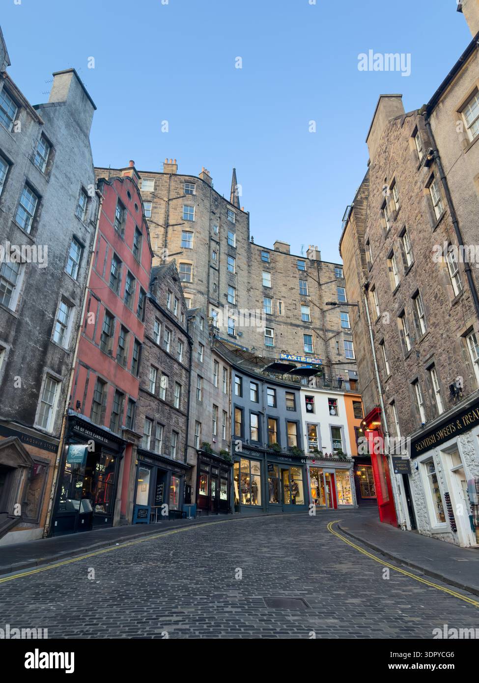 28 Jan 2026 - Édimbourg, Écosse - Victoria Street à Édimbourg, la pittoresque rue sinueuse qui a inspiré Diagon Alley à Harry Potter. Banque D'Images