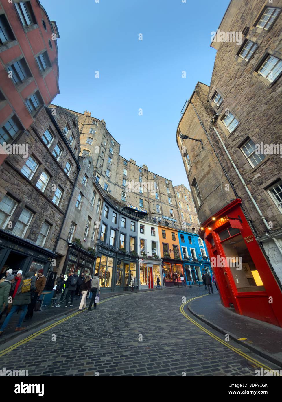 28 Jan 2026 - Édimbourg, Écosse - Victoria Street à Édimbourg, la pittoresque rue sinueuse qui a inspiré Diagon Alley à Harry Potter. Banque D'Images
