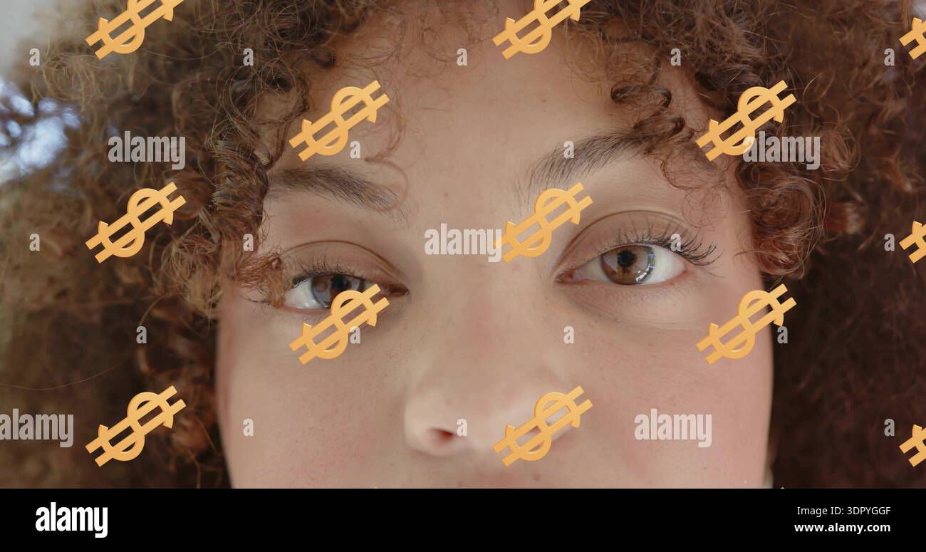 Regardant femme avec les cheveux bouclés regardant la caméra dans le tournage de la tête de studio, avec des superpositions de signe dollar orange Banque D'Images