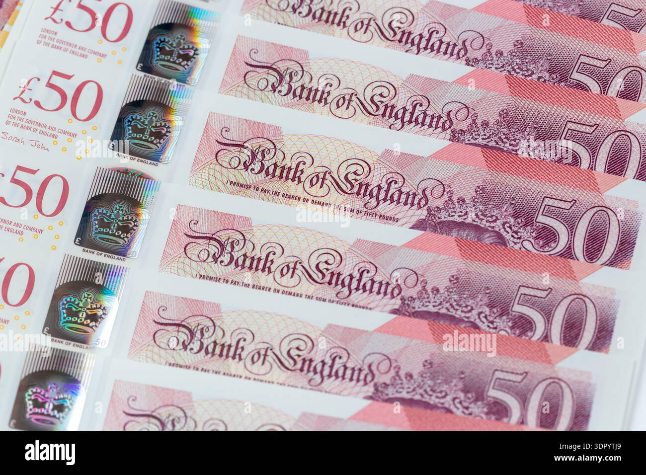 Une photographie plein format de billets de cinquante livres britanniques Banque D'Images