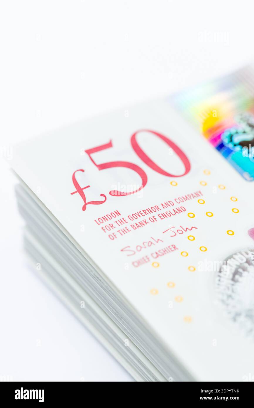Gros plan d'une pile de billets de cinquante livres Banque D'Images