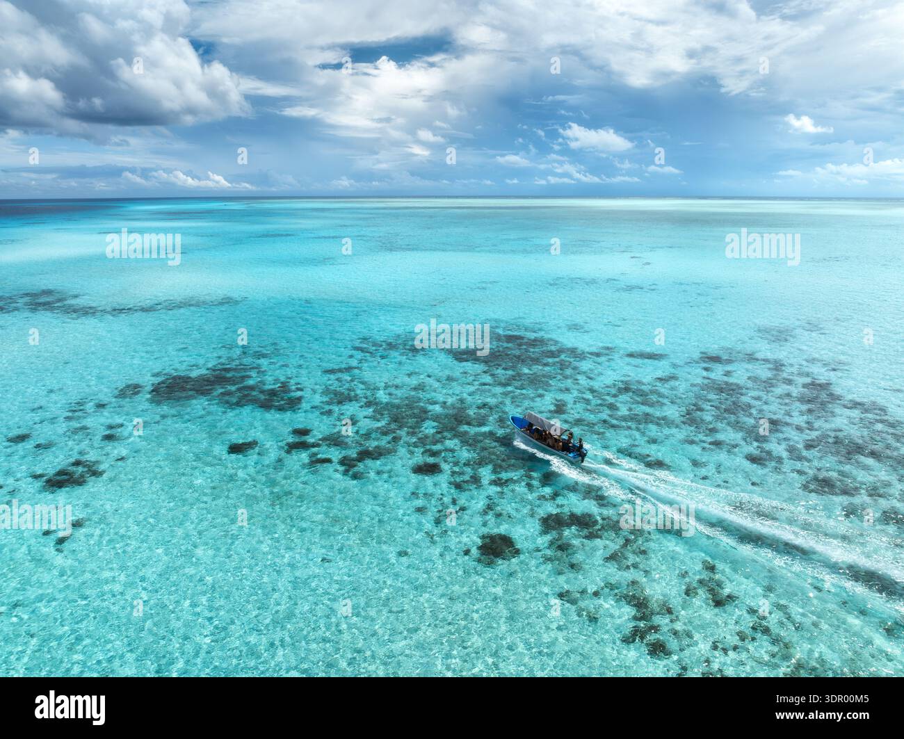 Vue aérienne d'un bateau en mer turquoise avec eau transparente Banque D'Images