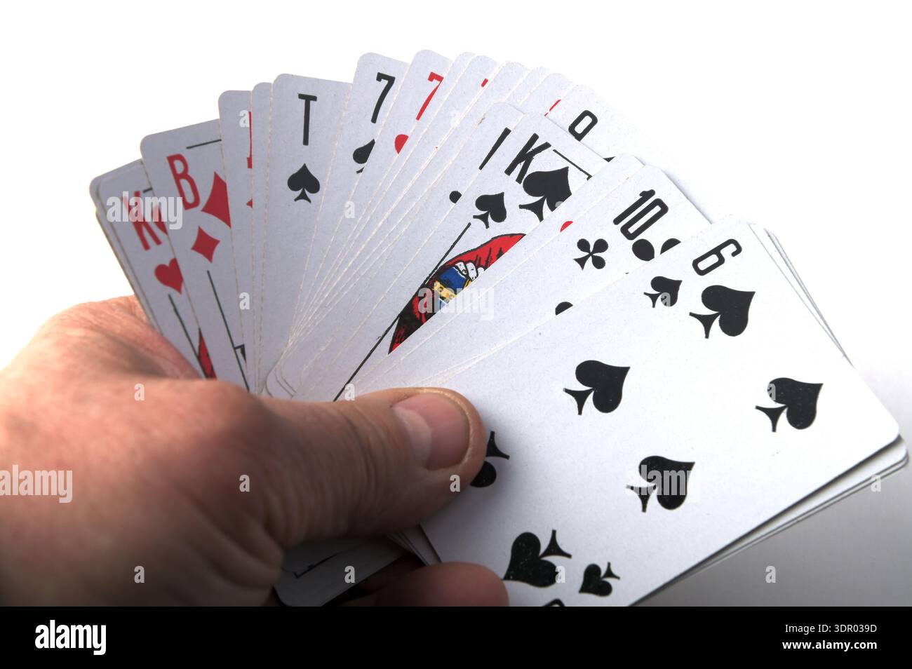 Lviv, Ukraine, 4 mars 2025. Une main tient un fan de cartes à jouer, y compris le Roi de pique, dix de trèfle et six de pique. Les cartes sont ouvertes Banque D'Images