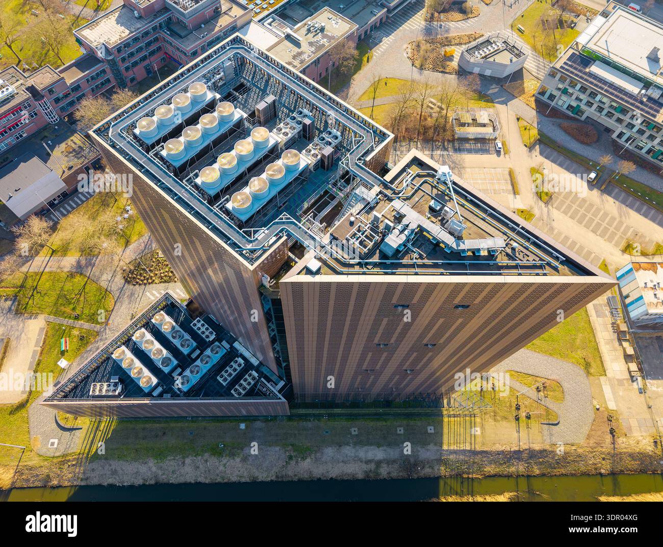 Tour de datacenter futuriste à Amsterdam, vue aérienne de l'infrastructure numérique moderne et hub de cloud computing Banque D'Images