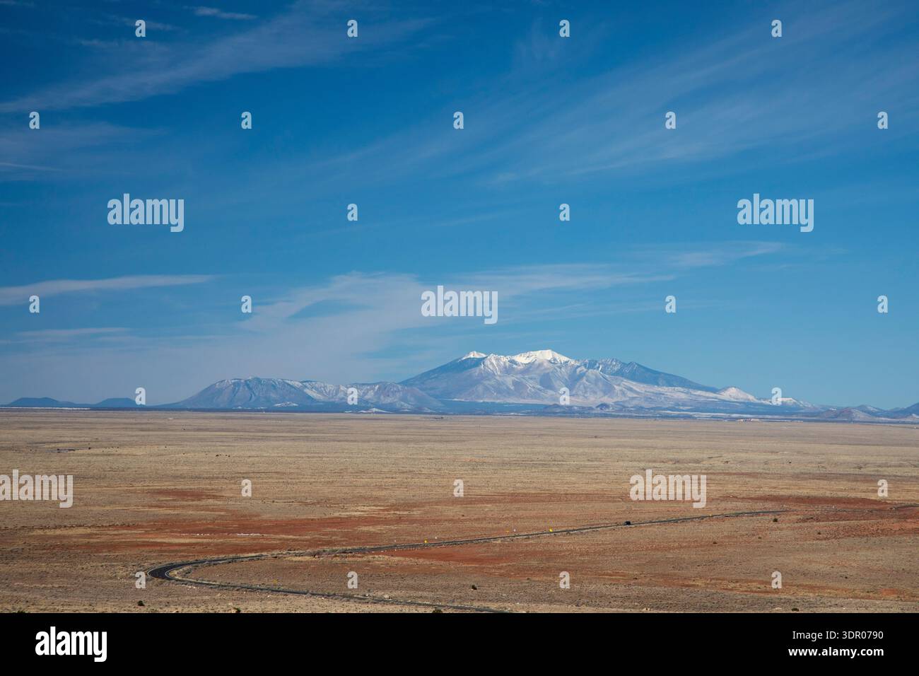 Winslow, Arizona - les pics de San Francisco, vus du cratère Meteor, à environ 45 miles de distance. Le plus haut, Humphreys Peak à 12 637 pieds, est le hi Banque D'Images