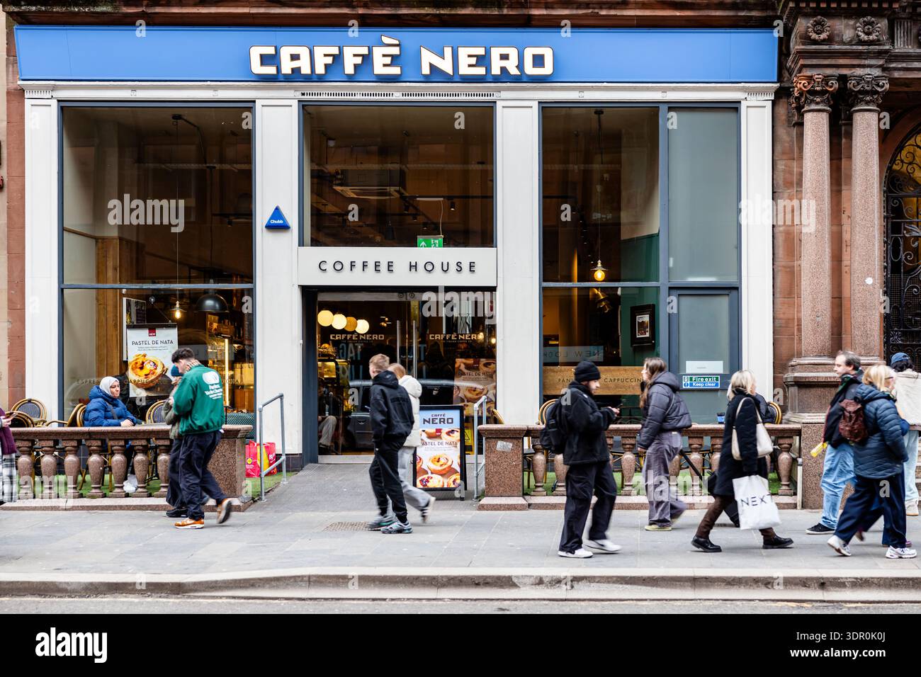 Porte extérieure et entrée du Caffe Nero, 38 West George St, Glasgow, avec sièges extérieurs. Zone commerciale urbaine, avec des gens qui passent. Banque D'Images