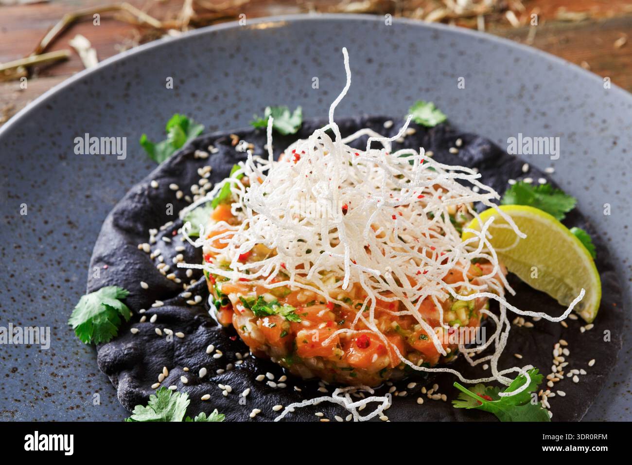 Plat mexicain traditionnel avec tortilla au maïs bleu servi avec fruits de mer et légumes Banque D'Images
