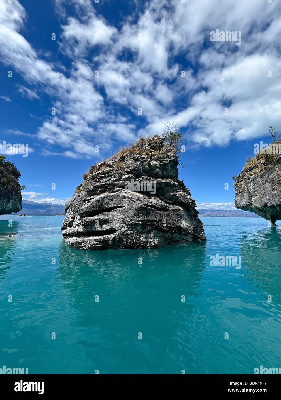 Une formation de piliers en marbre naturel frappante à l'intérieur de la cathédrale de marbre, l'un des points forts les plus emblématiques vus lors des excursions en bateau dans les grottes de marbre. Banque D'Images