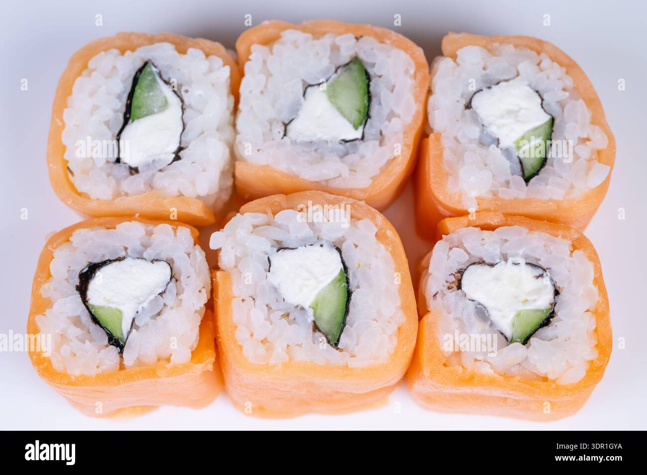 Petits pains de sushi de fête organisés pour le partage sur un plateau, énergie de nourriture de doigt, ambiance de célébration lumineuse, bouchées accessibles pour les rassemblements et les réceptions, festiv Banque D'Images