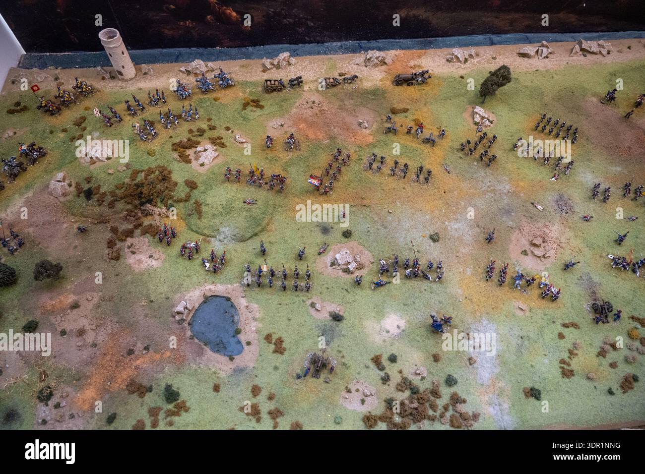 Chiclana, Espagne 26 Sep 23 : vue aérienne du diorama wargame de table avec des soldats miniatures peints, des canons et des caractéristiques du terrain comme des collines, étang, Banque D'Images