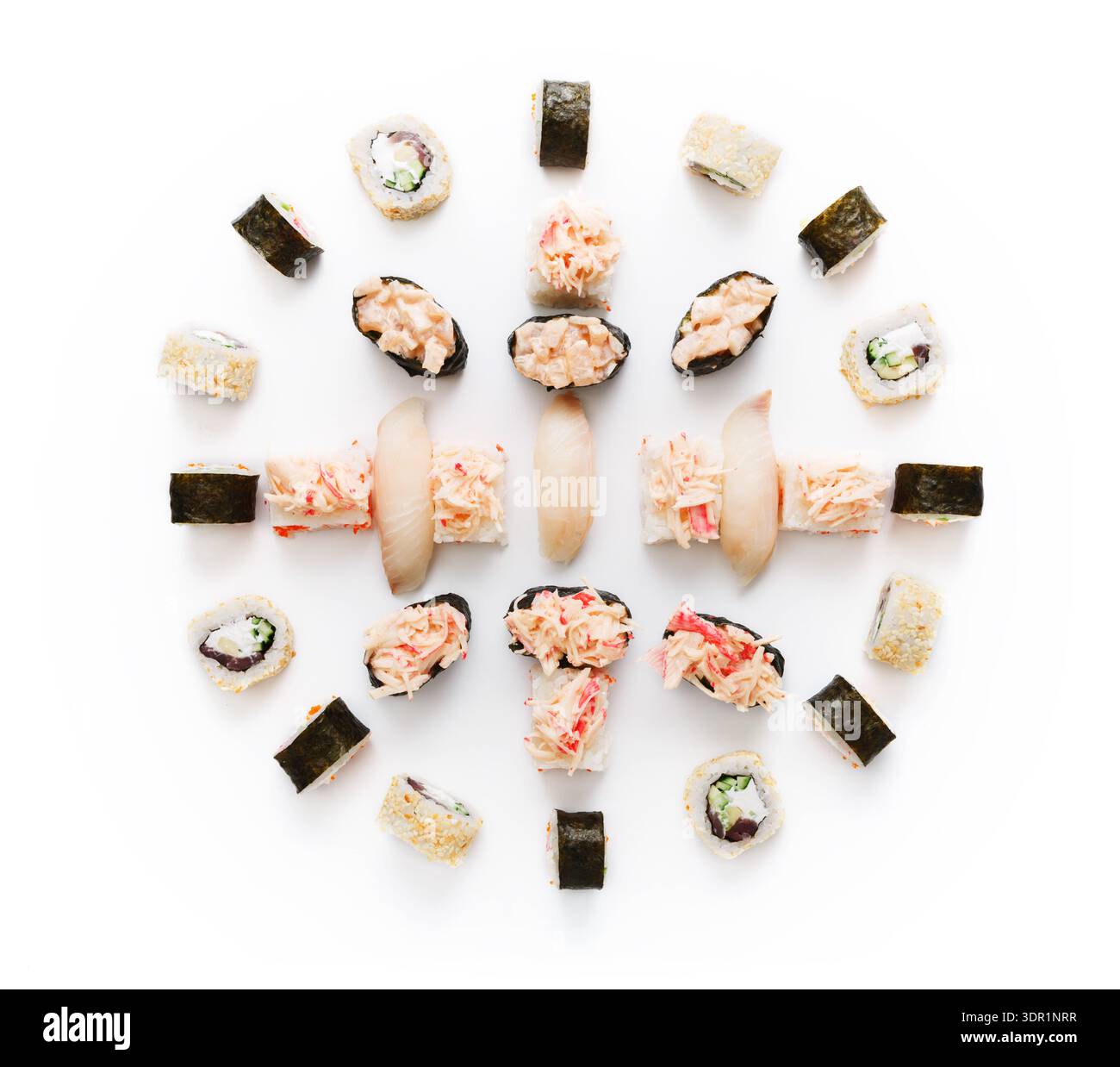 Variété de Sushi Rolls et morceaux disposés sur une surface blanche pour servir Banque D'Images