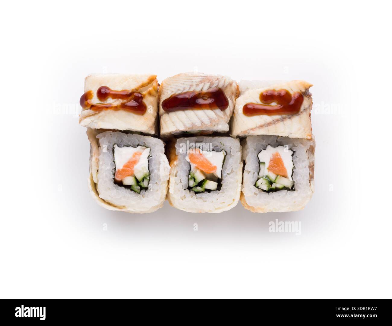 Différents types de Sushi Rolls disposés sur une assiette blanche avec des sauces sur le dessus Banque D'Images
