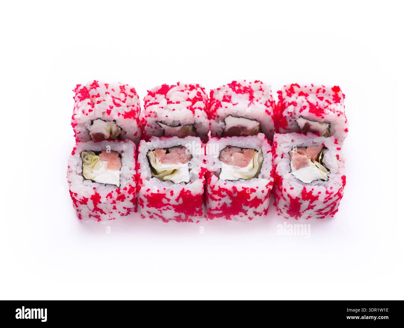 Rouleaux de Sushi lumineux sur un fond blanc avec des garnitures colorées prêtes pour un repas Banque D'Images