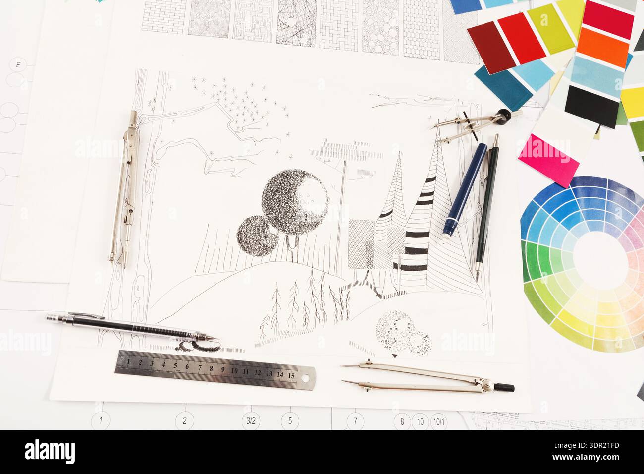 Affichage des outils de dessin et des échantillons de couleur dans un espace de travail créatif pour les projets de conception Banque D'Images