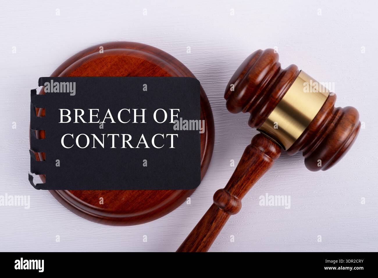 Vue en angle élevé du mot de rupture de contrat et du jeu de marches Banque D'Images