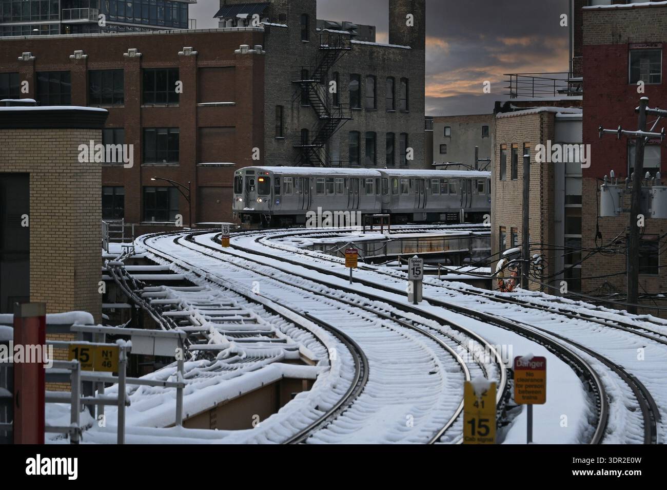 La ligne de chemin de fer surélevée, la l, entoure le quartier de Loop, Chicago, Illinois, États-Unis Banque D'Images