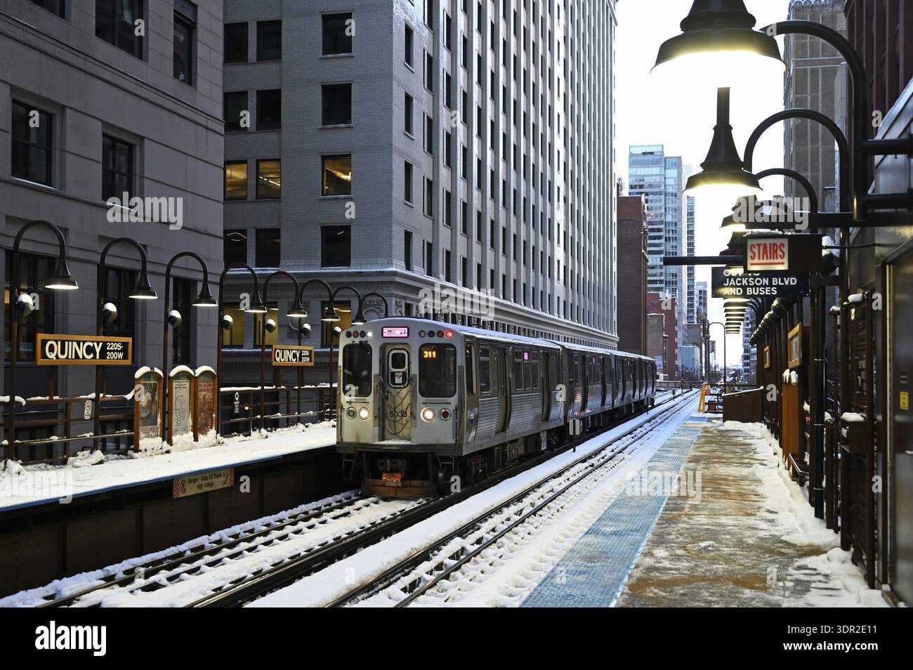 La ligne de chemin de fer surélevée, la l, entoure le quartier de Loop, Chicago, Illinois, États-Unis Banque D'Images