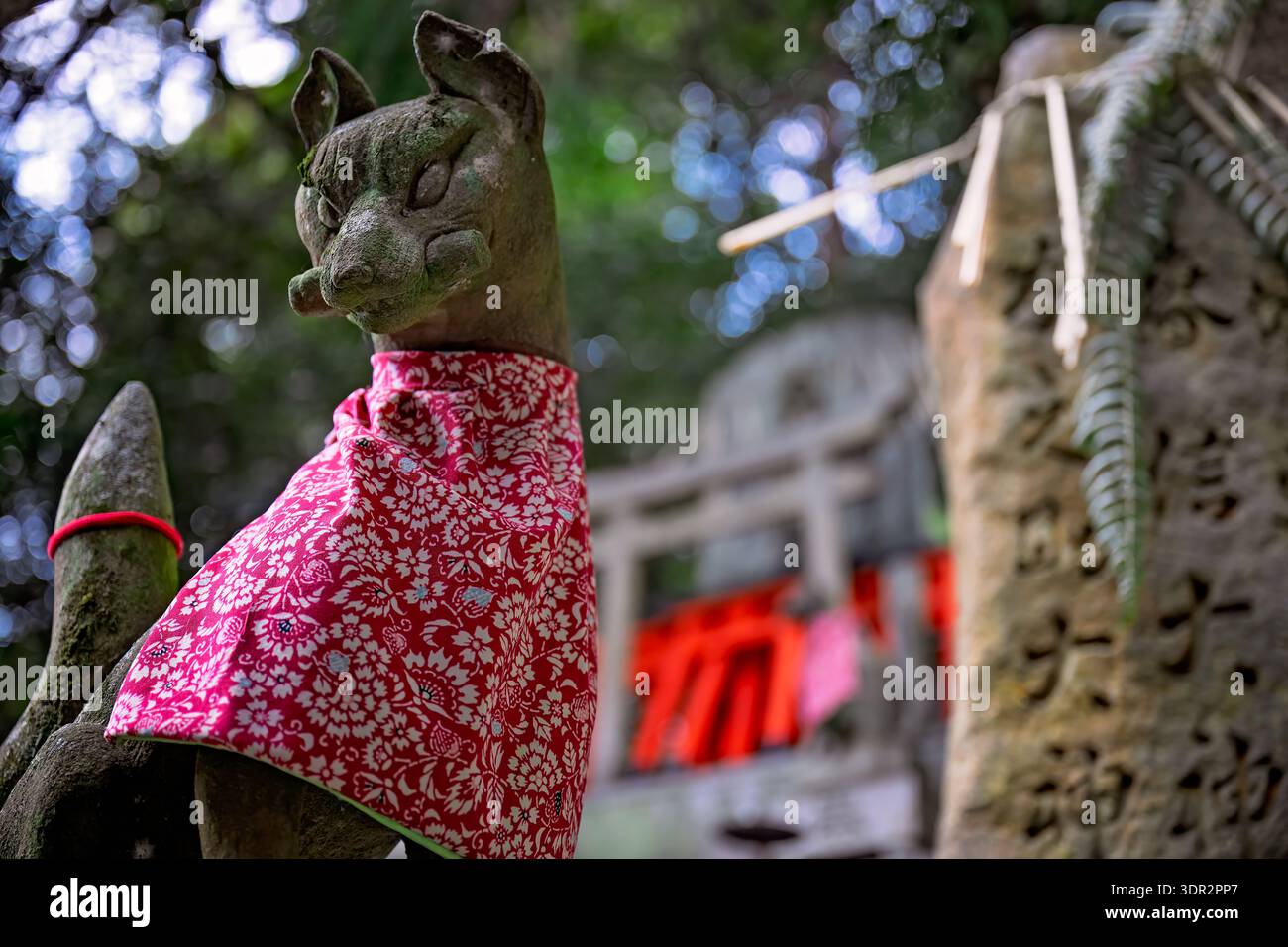Statue gardienne du renard de pierre au sanctuaire Fushimi Inari à Kyoto, Japon Banque D'Images